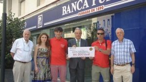 Los clientes de Banca Pueyo se unen a la campaña solidaria de ayuda a Nepal promovida por la ONG “Guardias Civiles Solidarios”