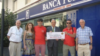 Los clientes de Banca Pueyo se unen a la campaña solidaria de ayuda a Nepal promovida por la ONG “Guardias Civiles Solidarios”
