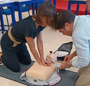 Banca Pueyo refuerza la seguridad cardiovascular con la instalación de un desfibrilador en su sede central en Villanueva de la Serena